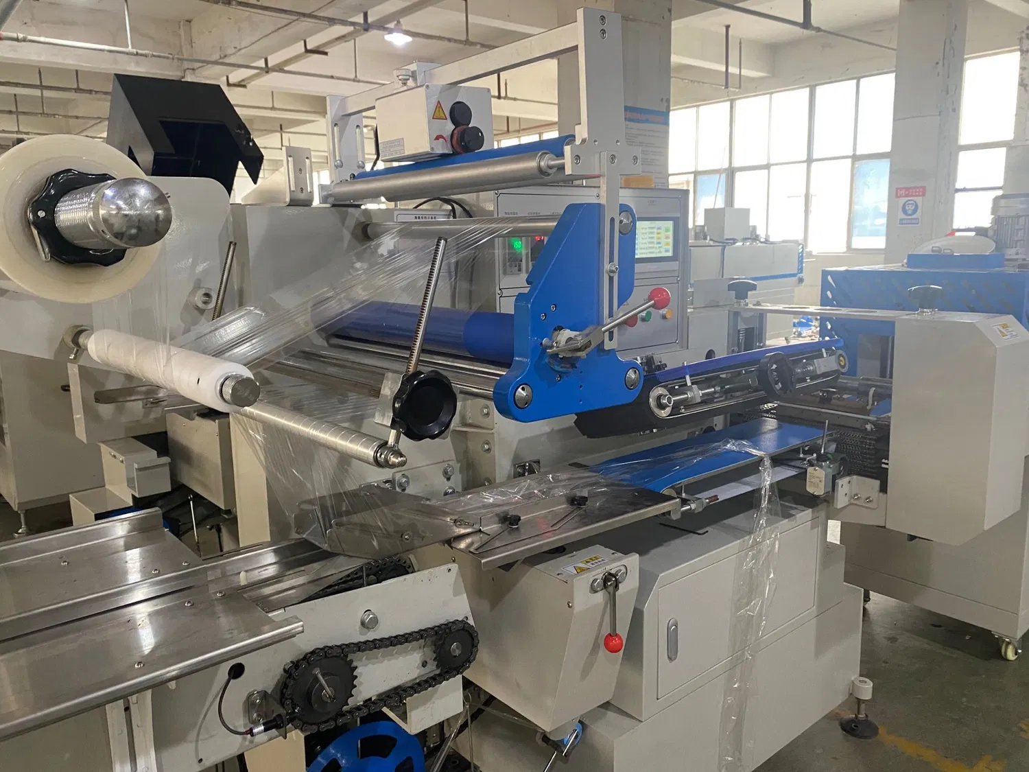 Automatic Jelly Sealing and Cutting Heat Shrink Tunnel Packaging Machine Thermal Shrink Packaging Machine Convenient for Man-Machine Communication and Operation